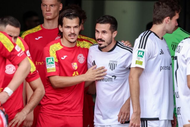 Zwei Fußballspieler des 1. FC Bocholt und der SG Wattenscheid nach dem Spiel