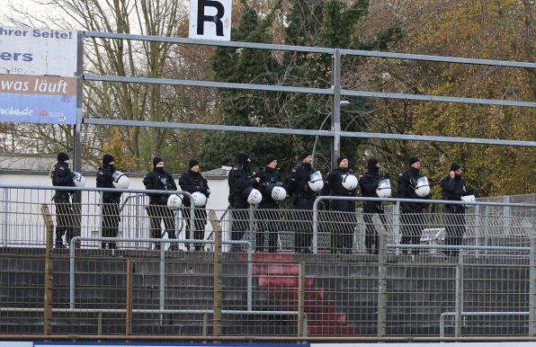 Polizeieinsatz auf einer Tribüne